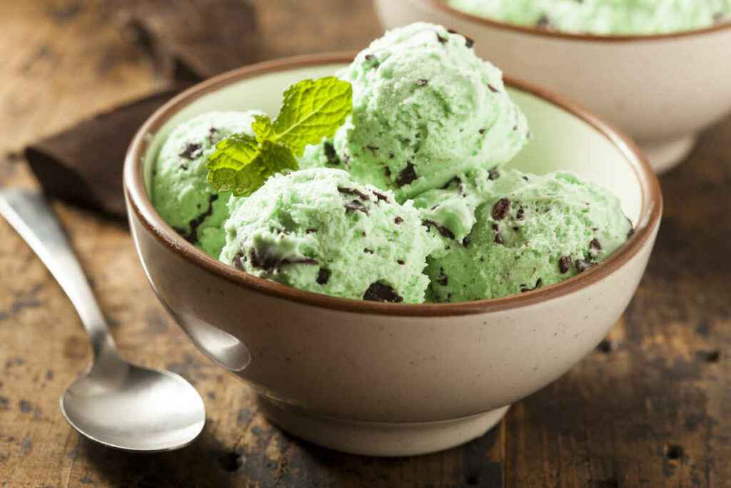 coppa con palline di gelato alla menta