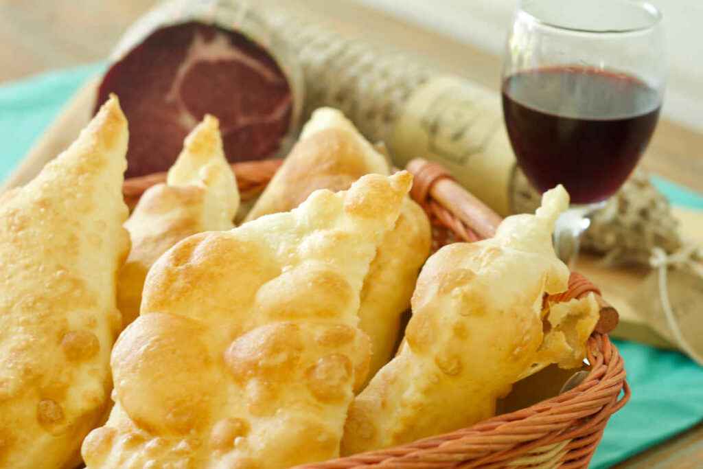 ciotola con gnocco fritto per antipasto