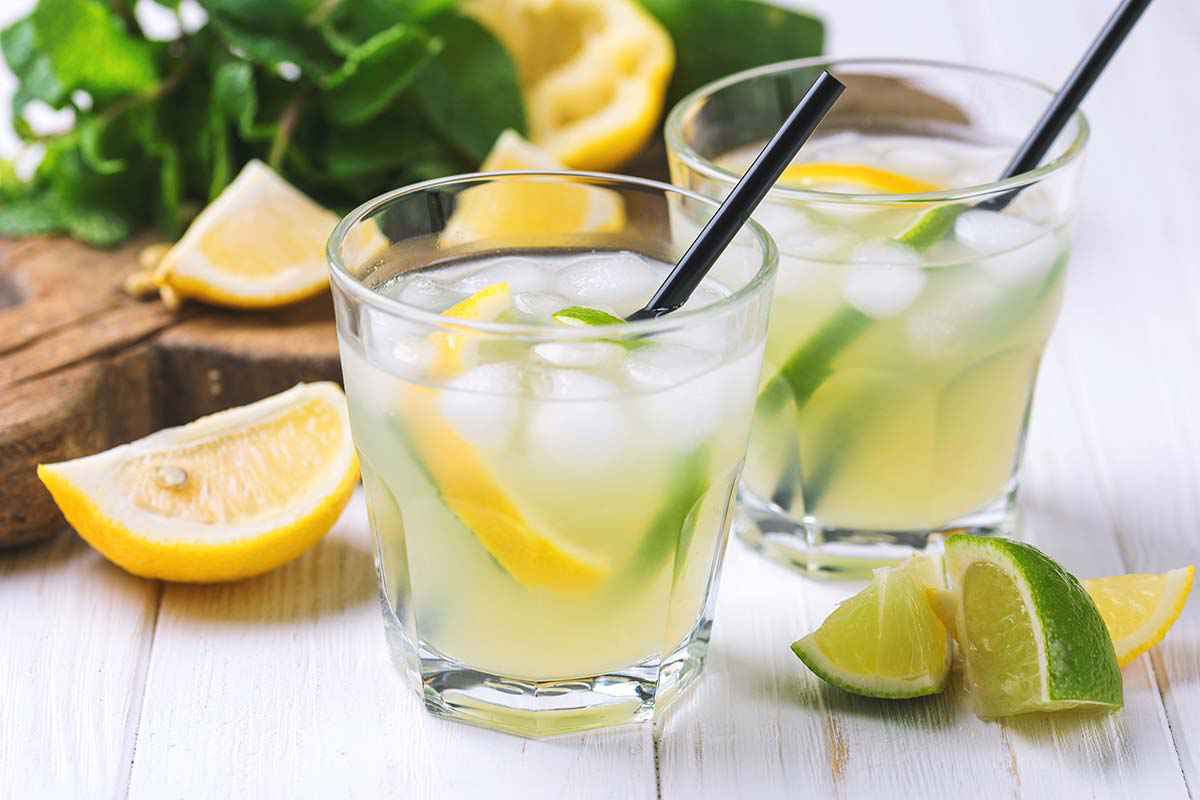 Bicchiere ghiacciato con Limoncello spritz lime e menta