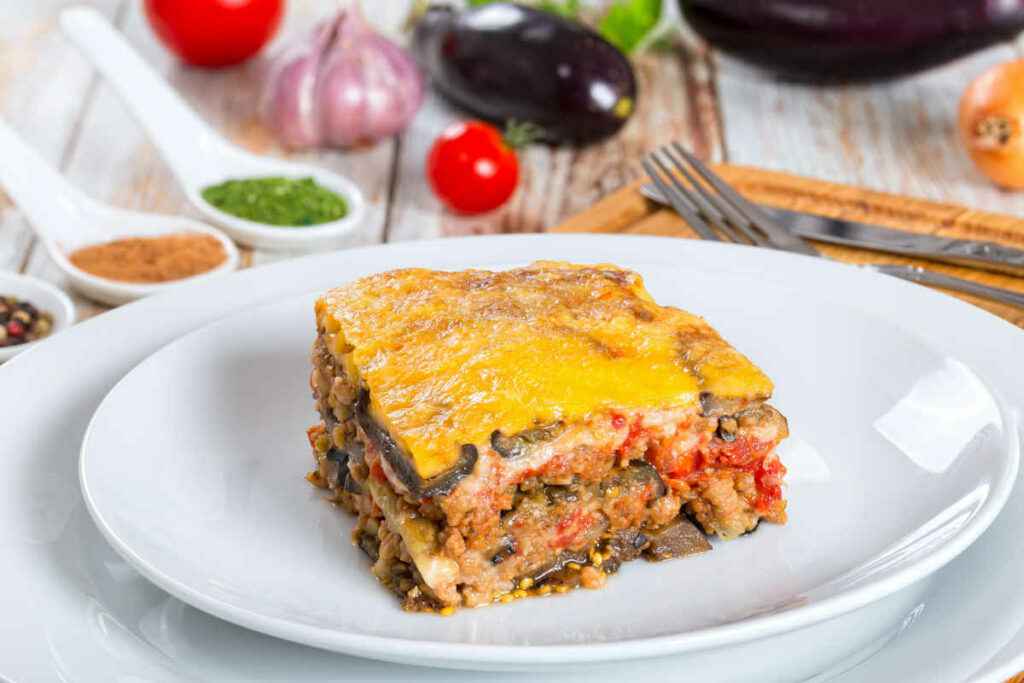 la ricetta del giorno è la moussaka greca, qui su un bel piatto bianco