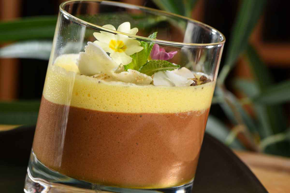 bicchiere con mousse bicolore al mango e cioccolato