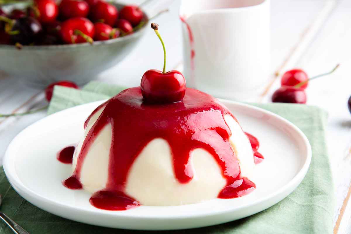 dessert di panna cotta con salsa alle ciliegie