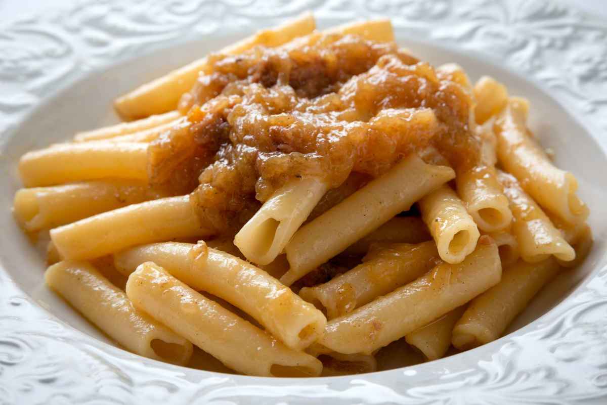 piatto di pasta condito con sugo genovese napoletano