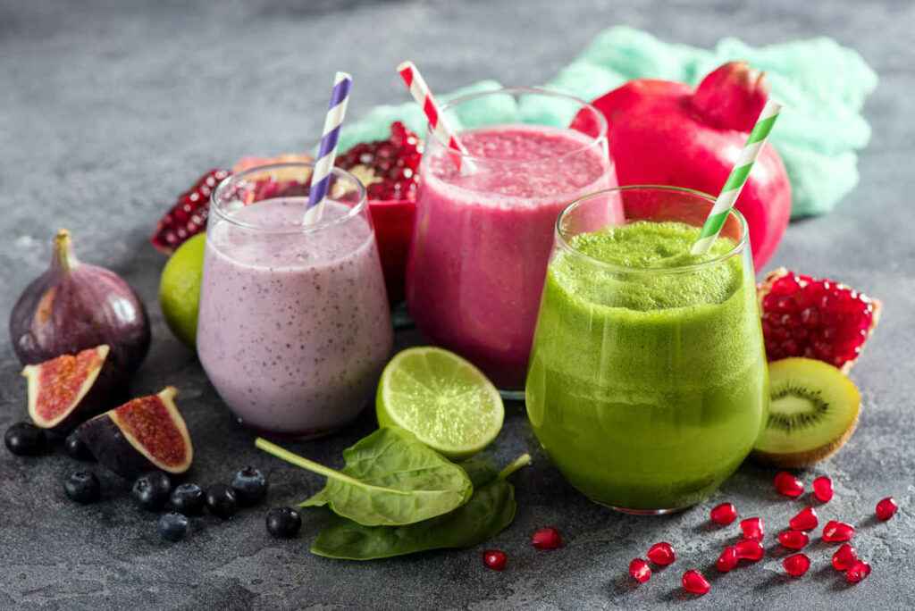 3 bicchieri con diversi tipi di smoothies alla frutta