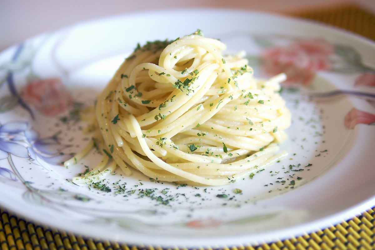 piatto di pasta con formaggio pecorino e prezzemolo