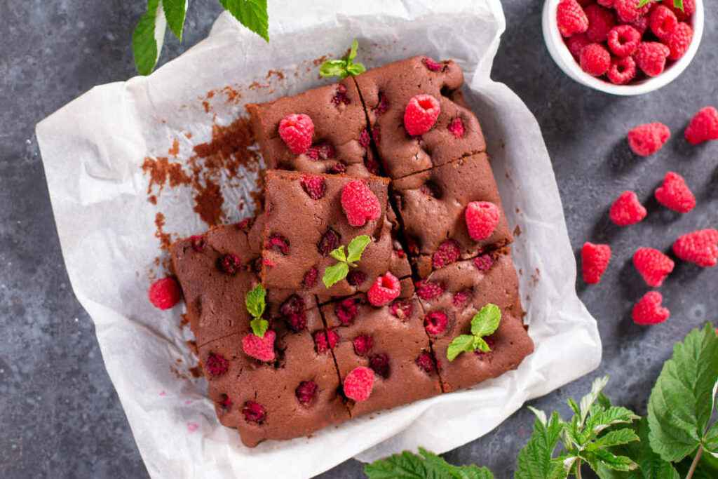 teglia con torta ai lamponi e cioccolato