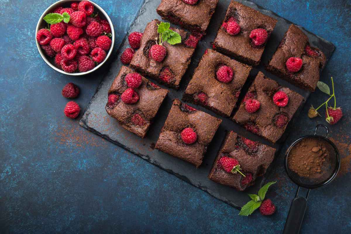 tagliere con torta di lamponi e cioccolato a quadrotti