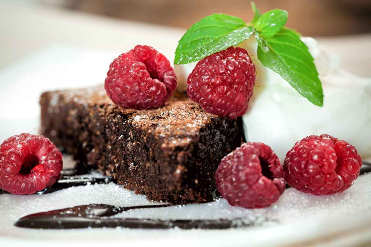 fetta di torta morbida al cioccolato