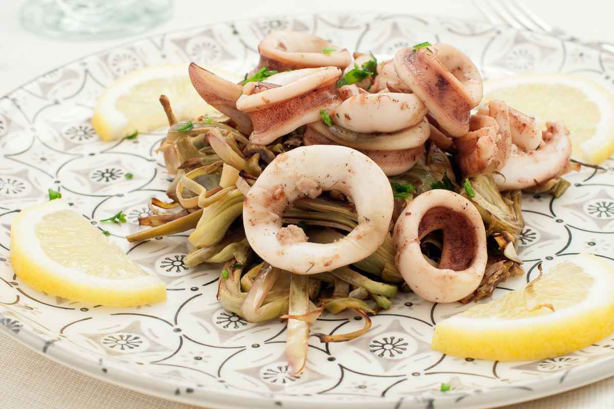 piatto con totani e carciofi decorato con fette di limone