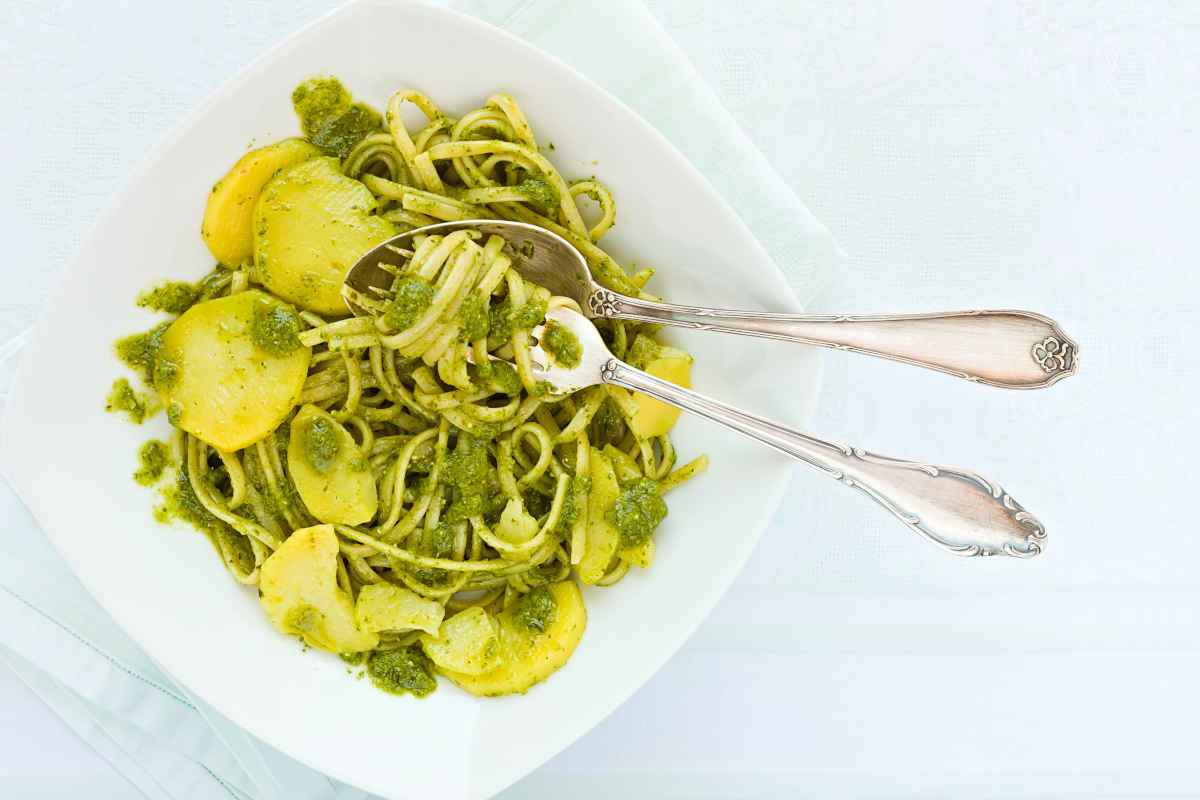 piatto di trenette al pesto con patate e fagiolini alla genovese