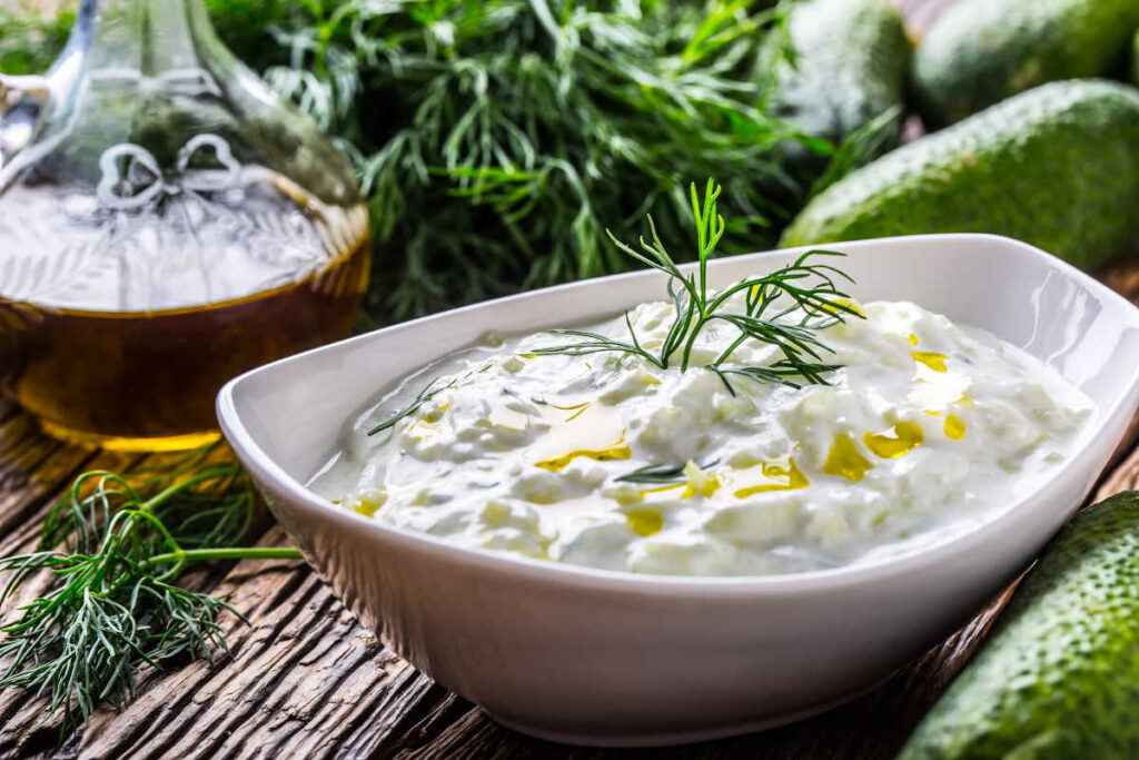 ciotola con tzatziki greco