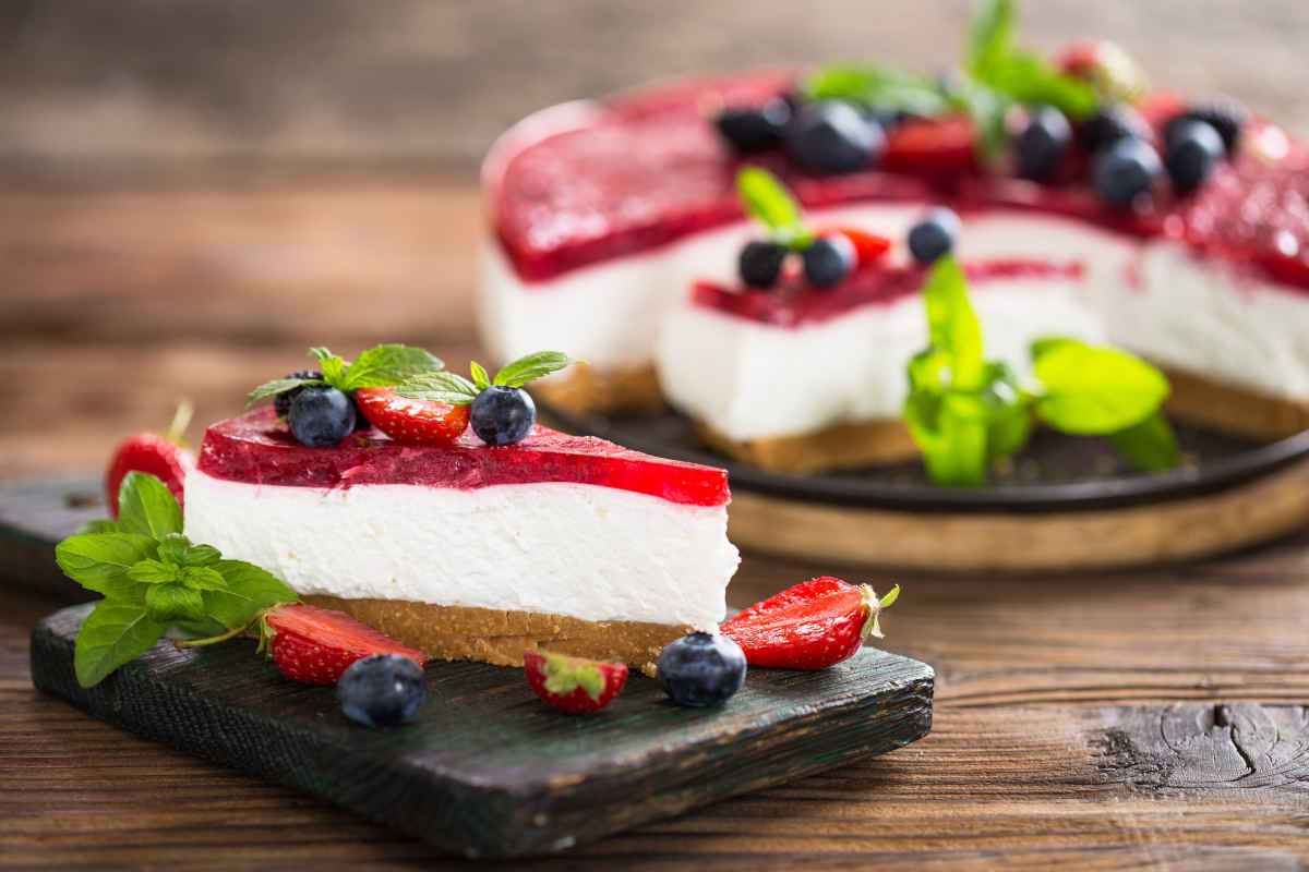 fette di cheesecake ai frutti rossi