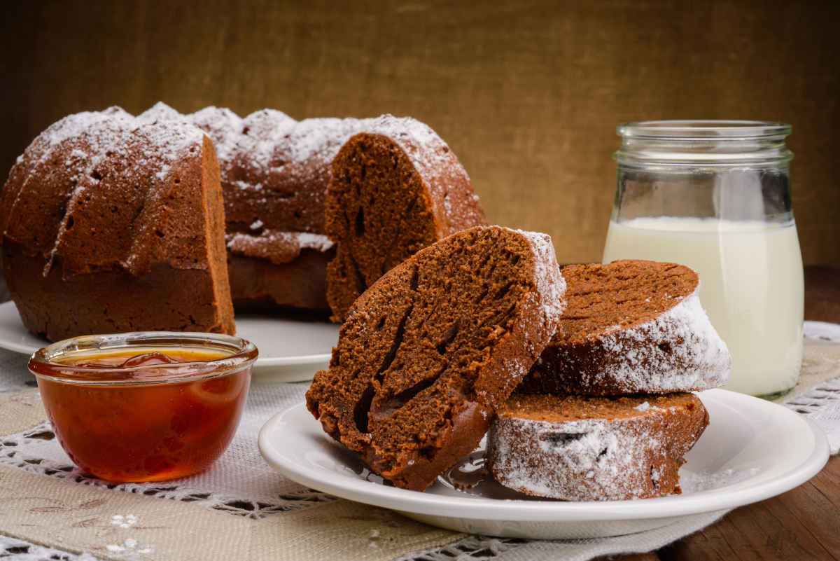 fette di ciambellone al cacao su piatto per la merenda