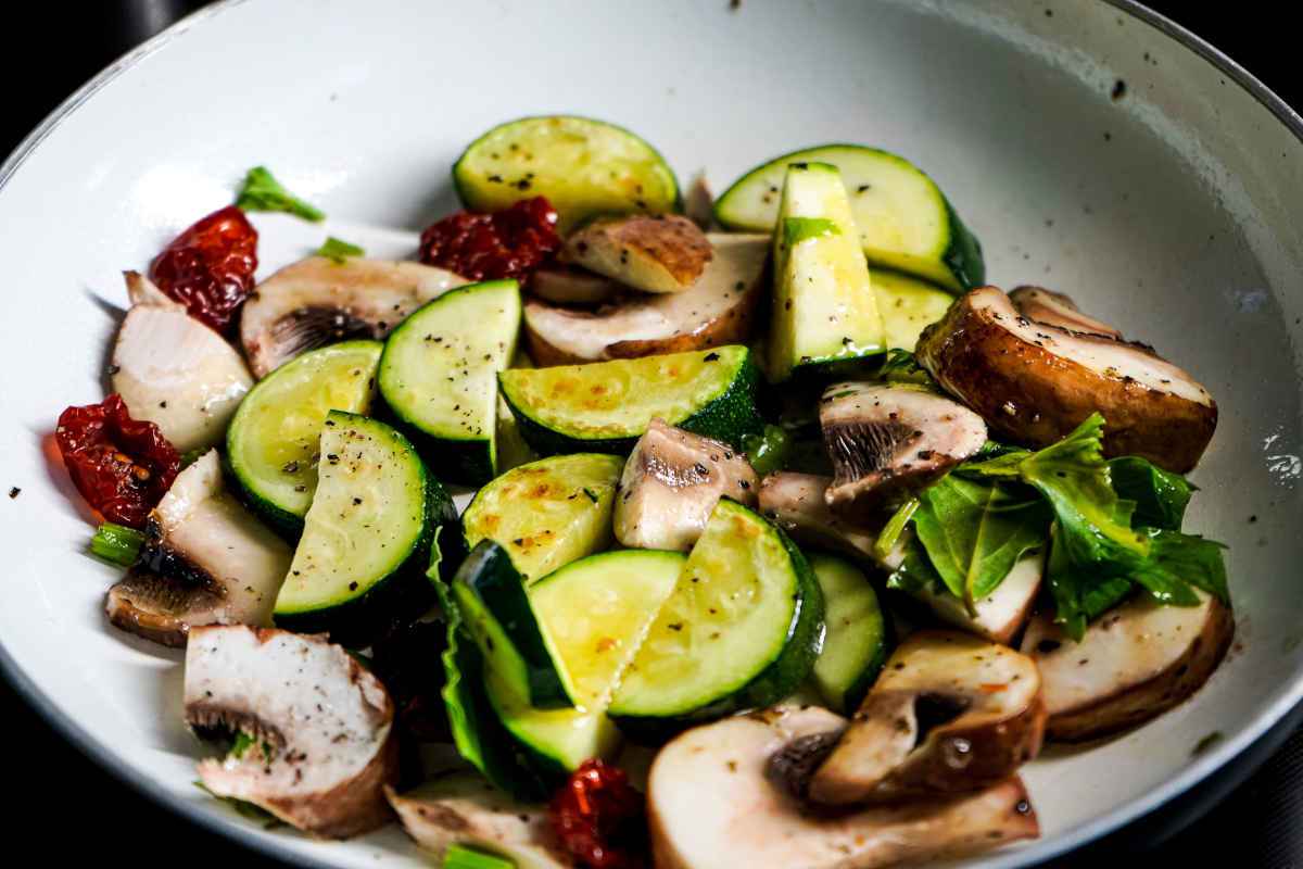 funghi champignon e zucchine a fette in padella