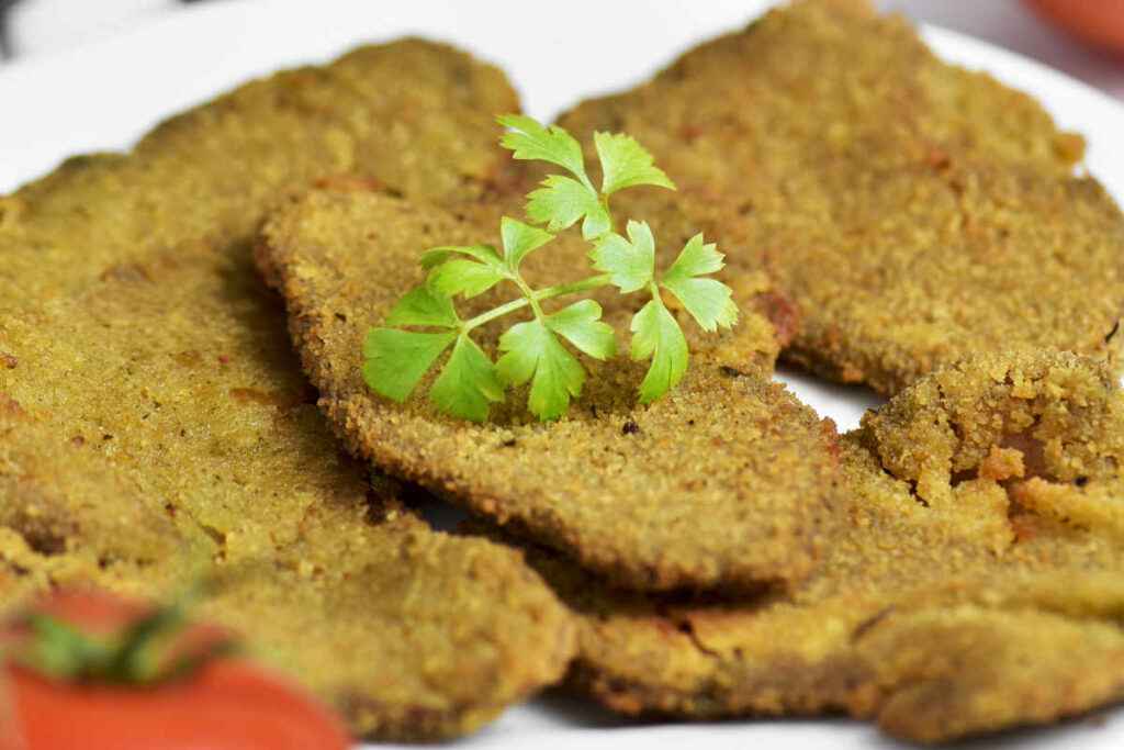 piatto con diverse cotolette di seitan impanate