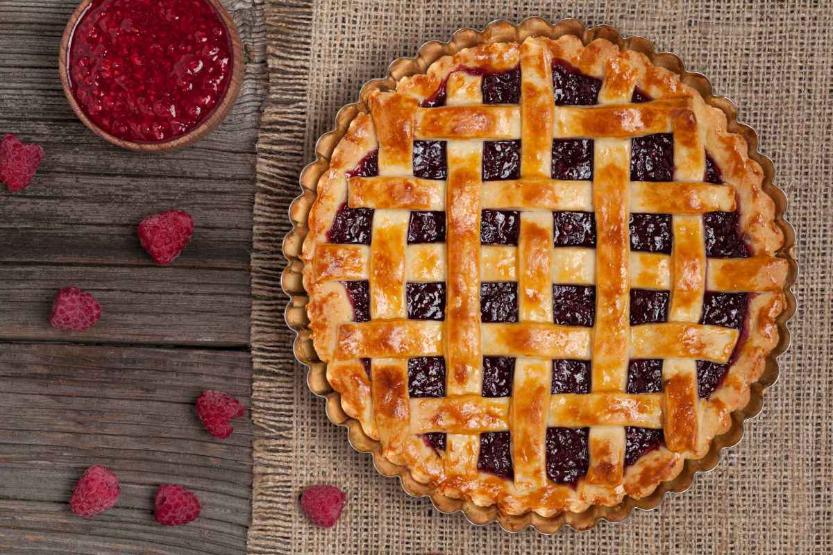 crostata farcita di marmellata di lamponi