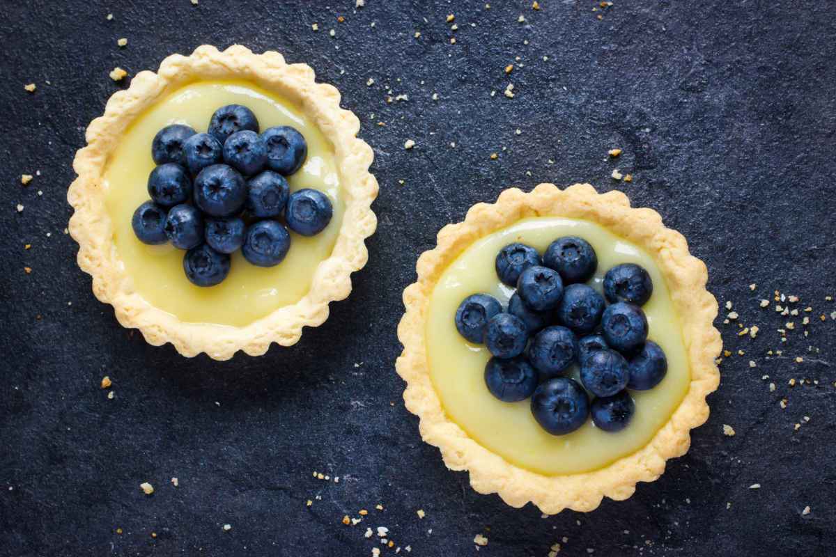 due crostatine con crema e mirtilli freschi