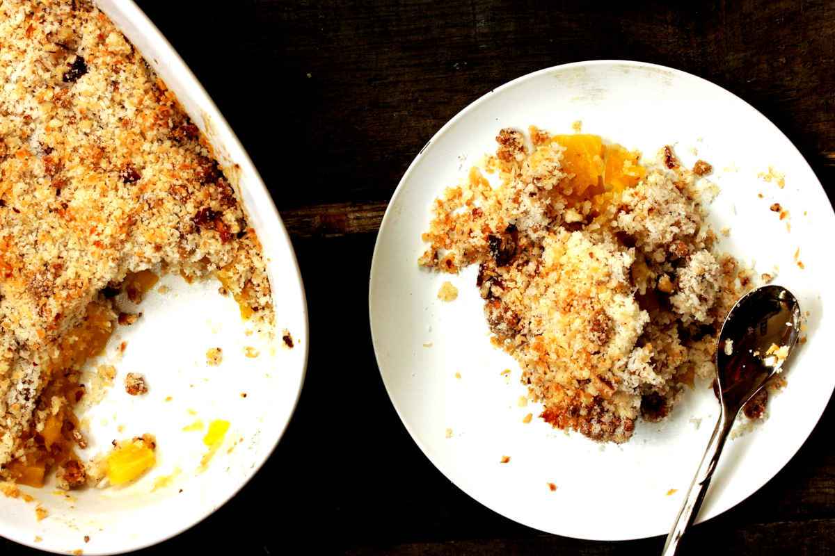 pirofila e piatto con porzione di crumble di ananas