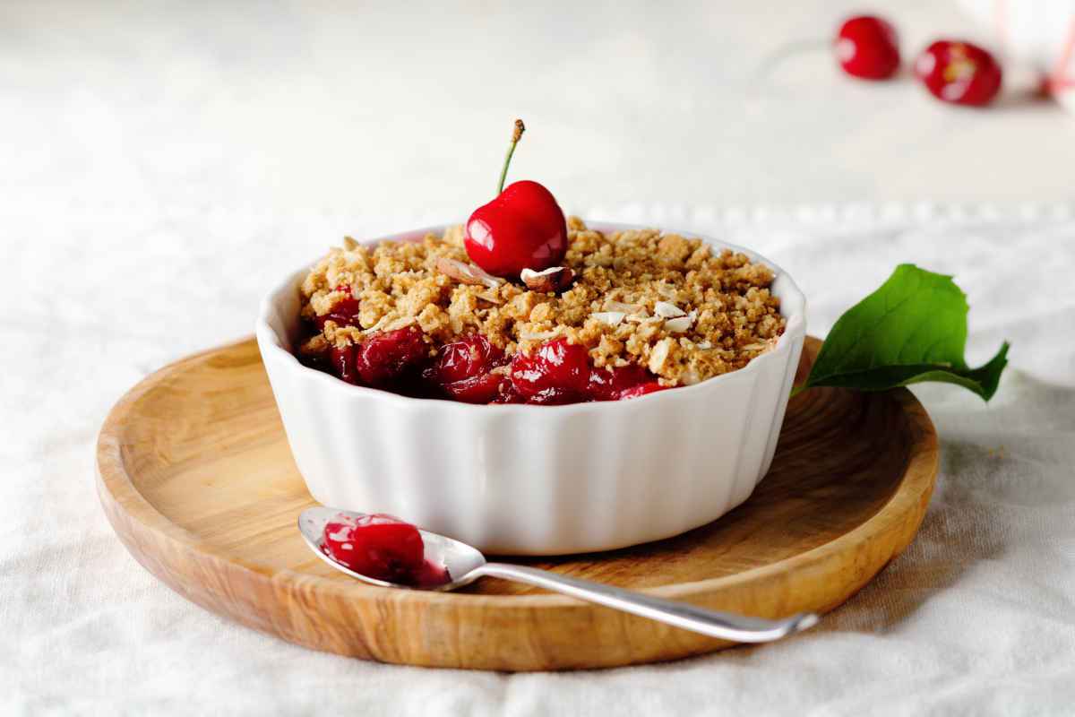 ciotola tipo cocotte con dolce crumble alle ciliegie