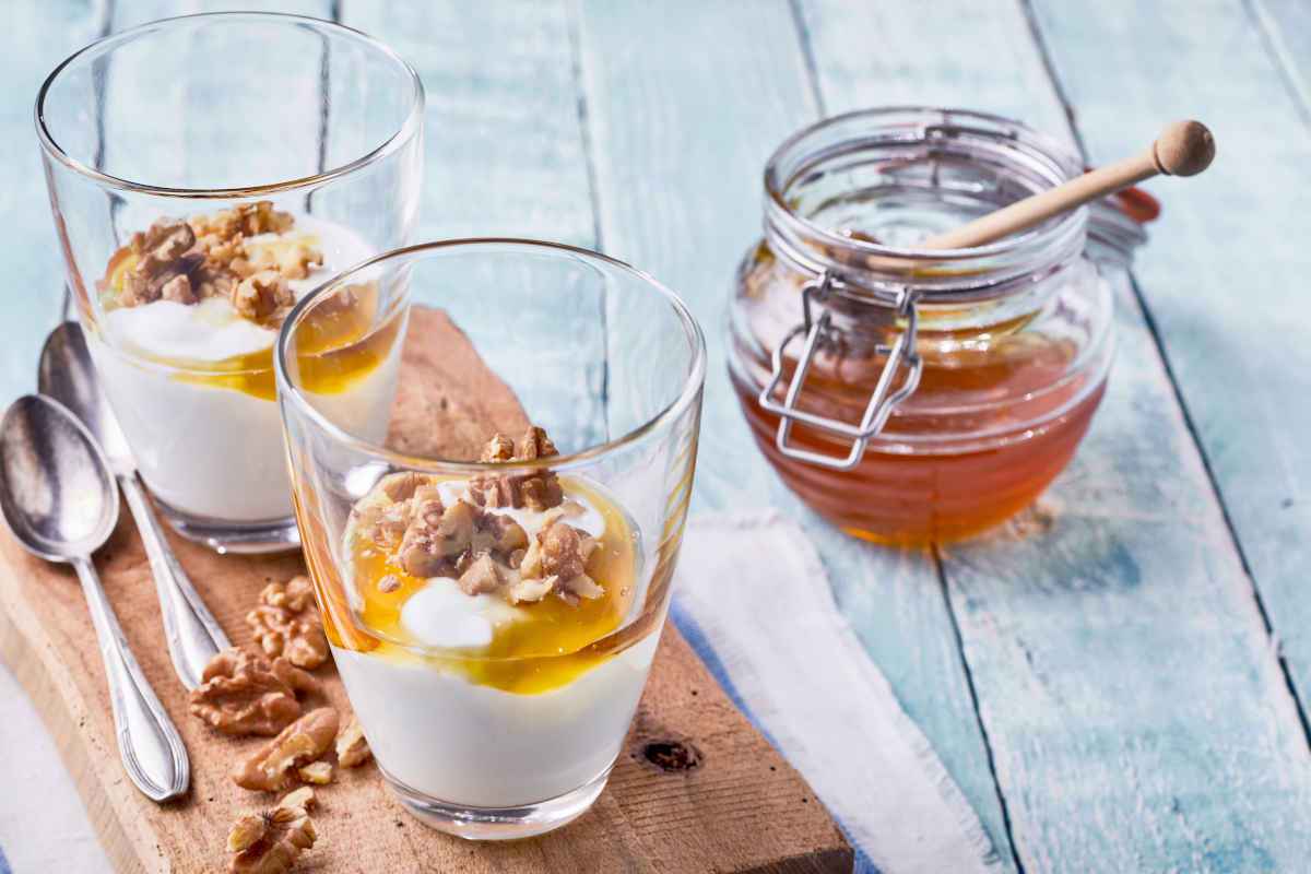 bicchieri con yogurt greco noci e miele