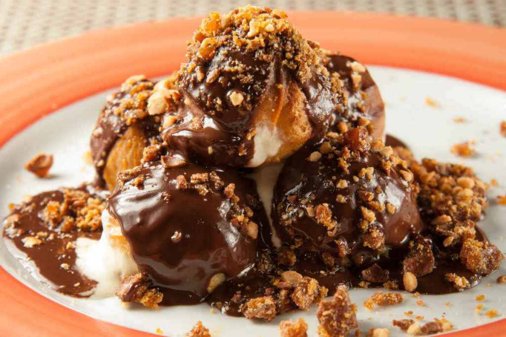 vassoio con profiteroles al gelato