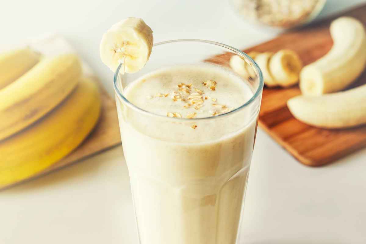 bicchiere con frullato di gelato e banane