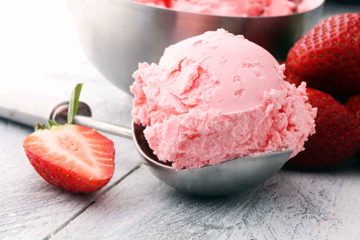 cucchiaio con pallina di gelato alla fragola