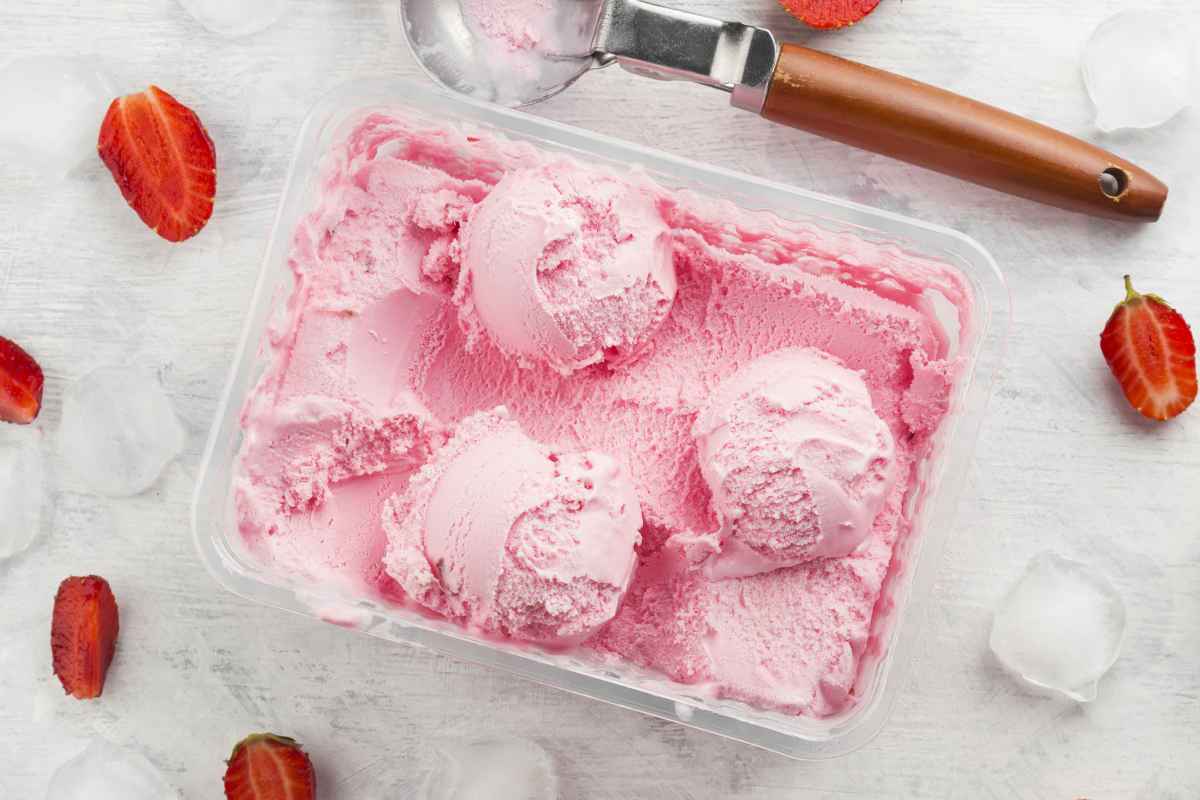 vaschetta di gelato alle fragole