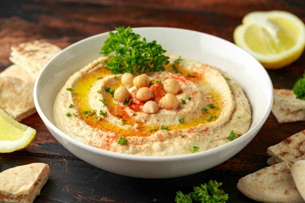 ciotola con hummus di ceci e paprica