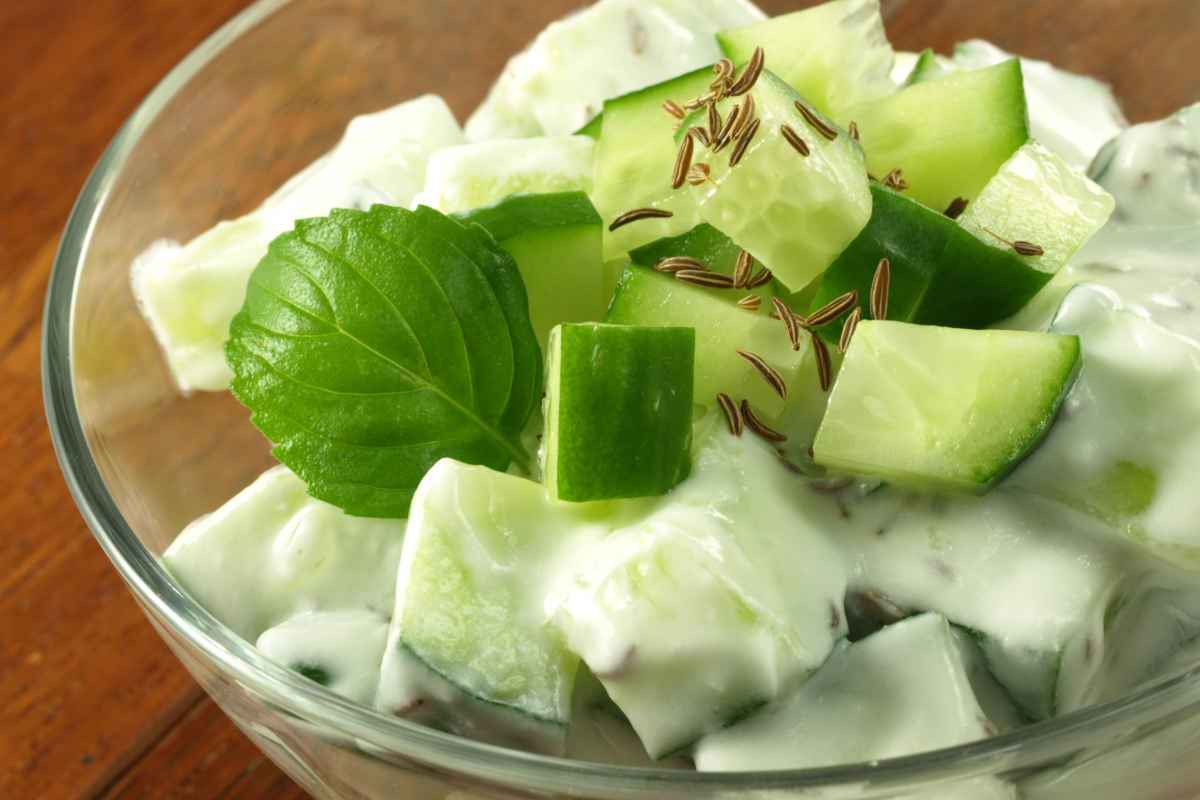 ciotola con insalata di cetrioli e yogurt