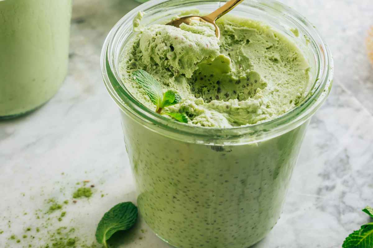 bicchiere con mousse cremosa alla menta