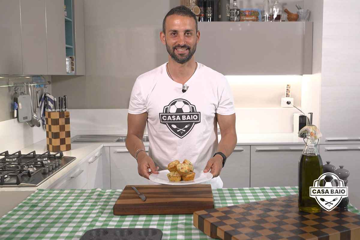 Manuele Baiocchini prepara i muffin al prosciutto in casabaio
