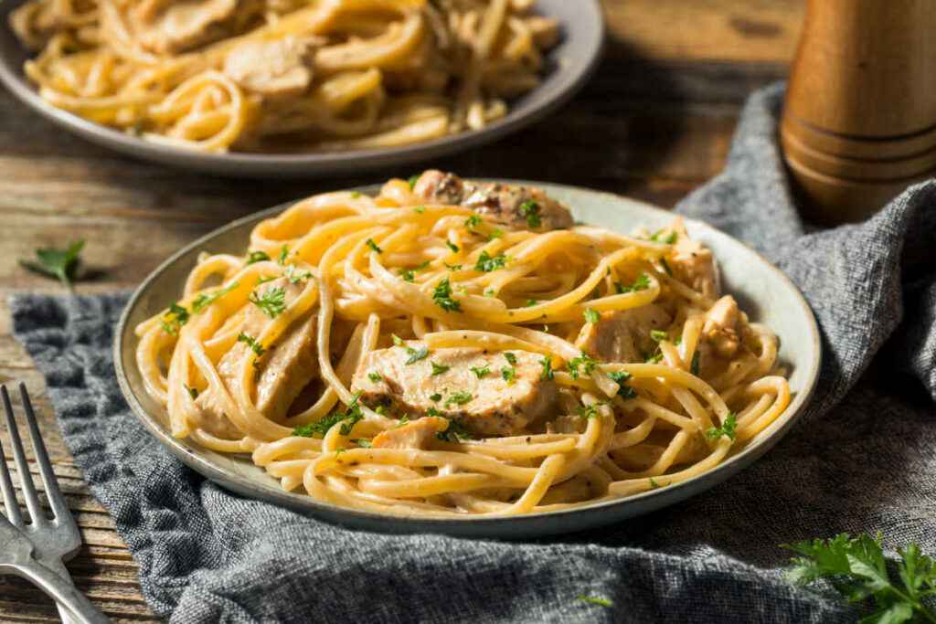 piatto con pasta al pollo in bianco