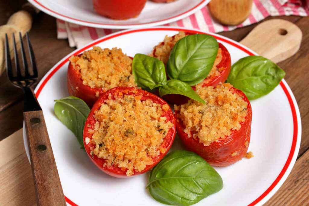 piatto con pomodori gratinati ripieni di pangrattato e formaggio