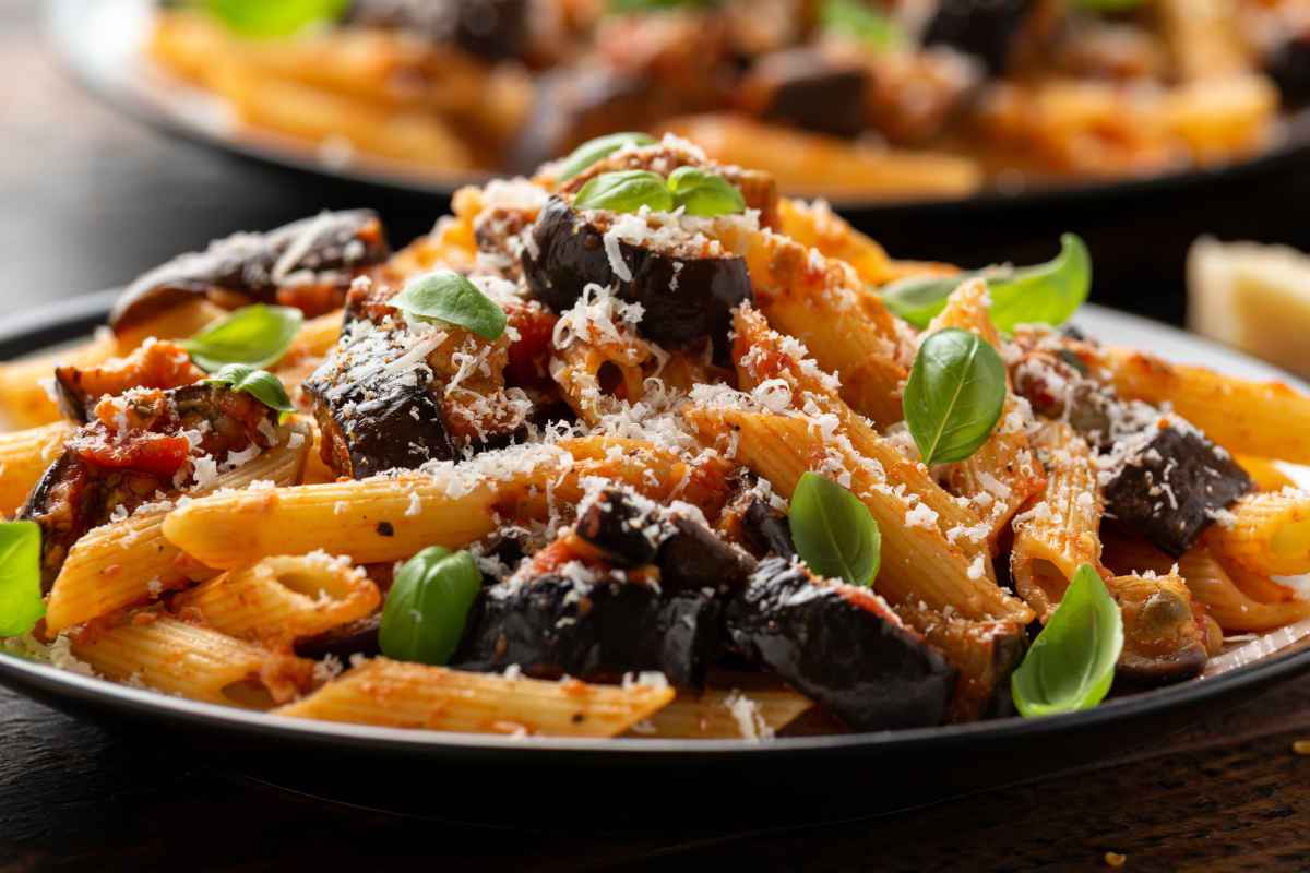 penne con sugo di melanzane e basilico