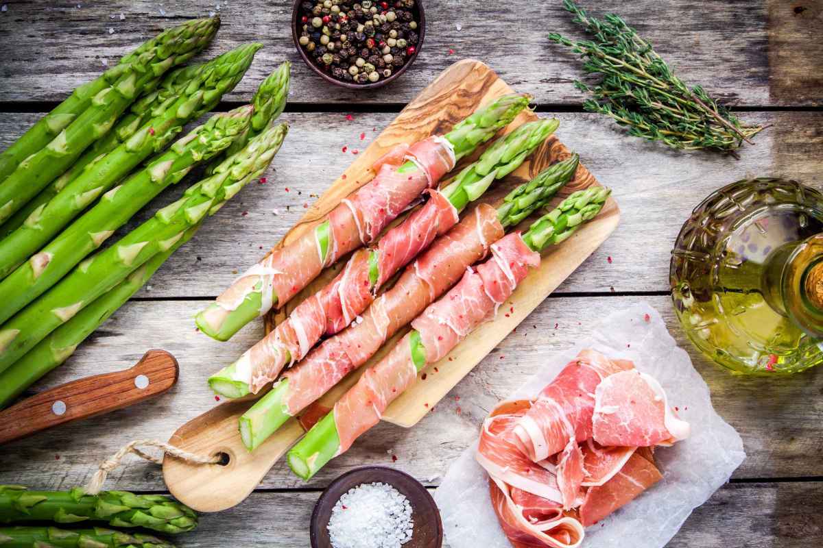 asparagi avvolti in fette di prosciutto crudo