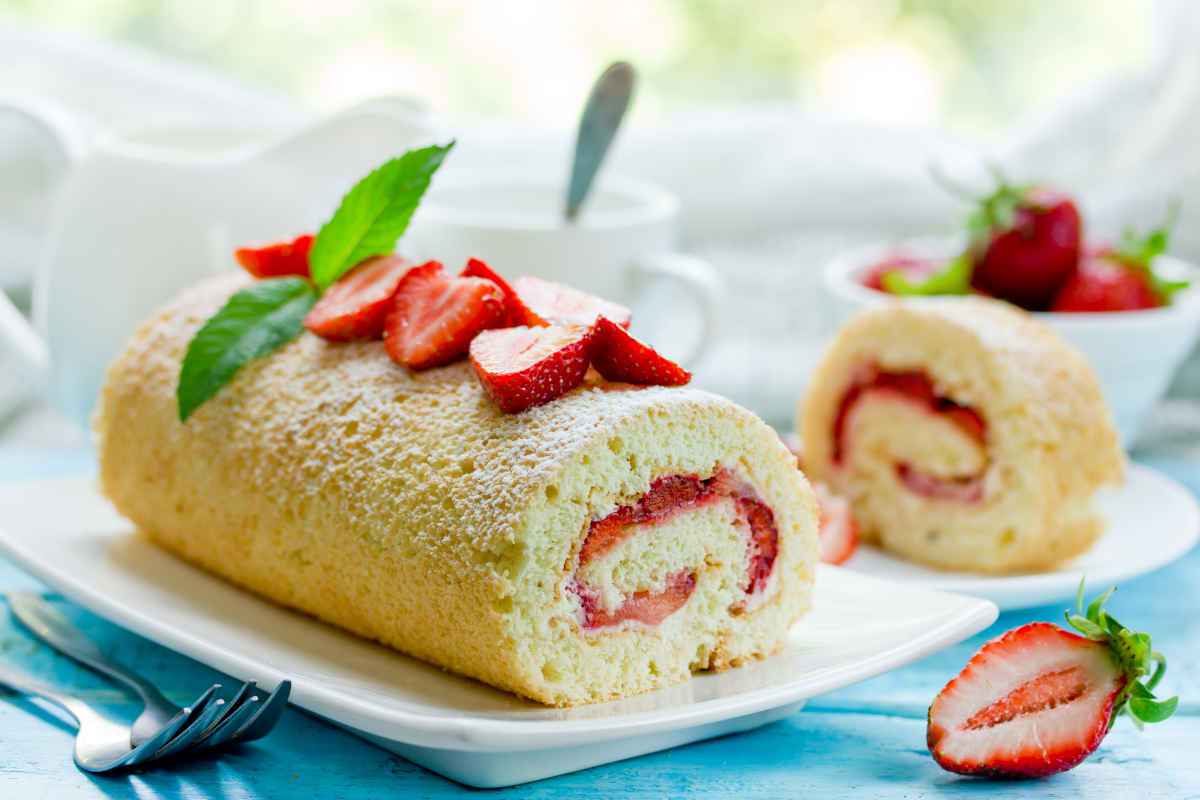 vassoio con rotolo di pan di spagna farcito con fragole