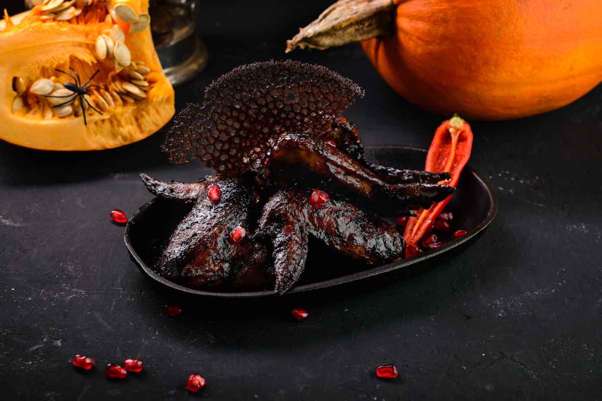 ciotola con ali di pollo con salsa nera per Halloween