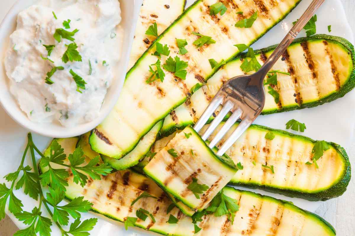 zucchine e crema di yogurt per antipasti con verdure estive