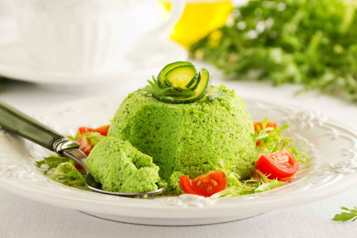 piatto con antipasti estivi freddi a base di zucchine e pormodori