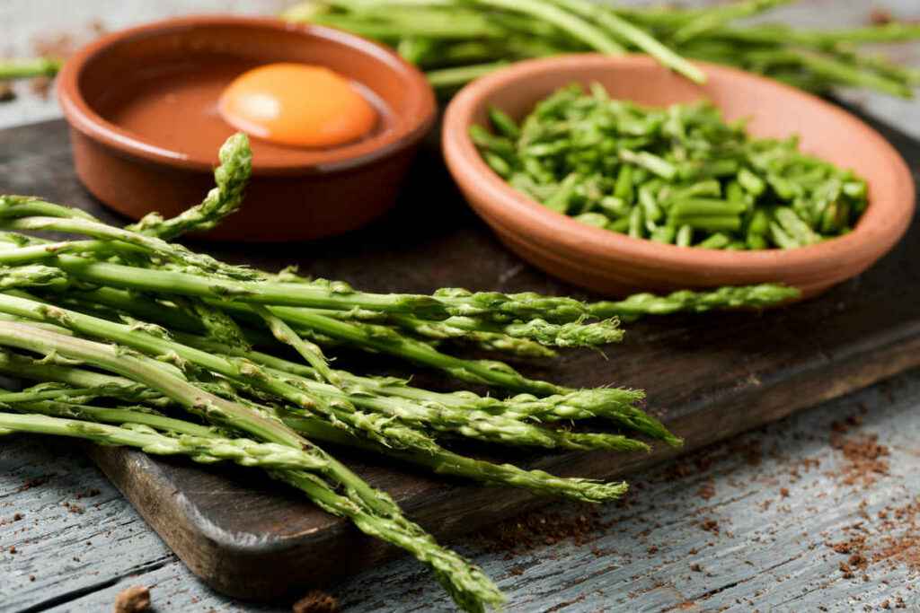 tagliere con asparagina - asparagi selvatici e uova per la frittata