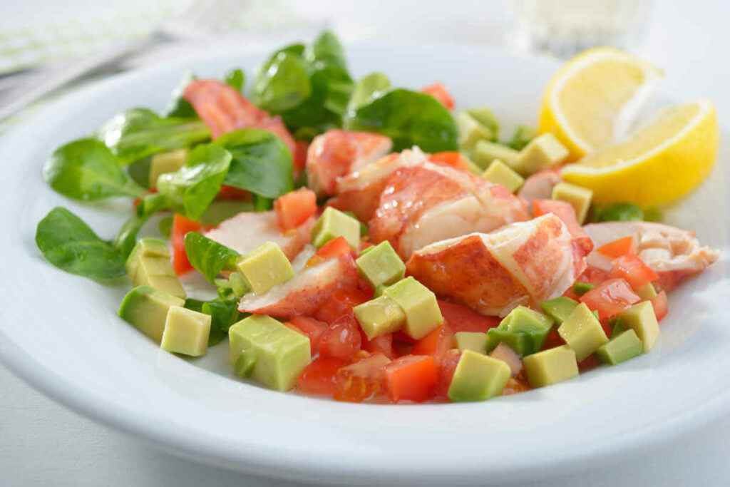 piatto con insalata di astice e avocado