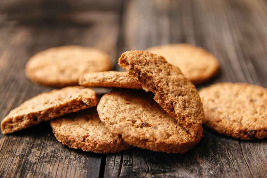 manciata di biscotti integrali per la ricetta del giorno