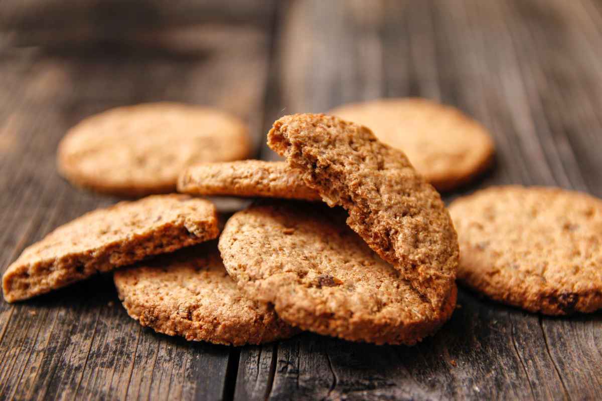 manciata di biscotti integrali per la ricetta del giorno