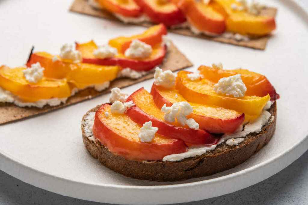 vassoi con bruschette e crostini con pesche e formaggio fresco