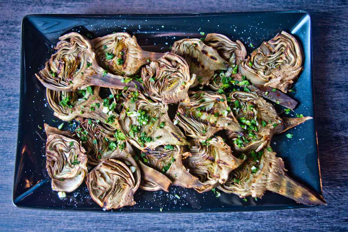 vassoio con carciofi cotti al forno e conditi con prezzemolo