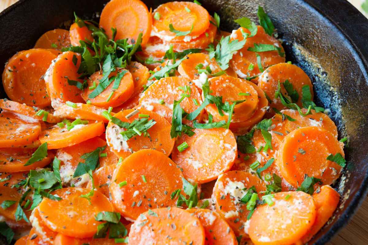 teglia con rondelle di carote alla parmigiana con prezzemolo