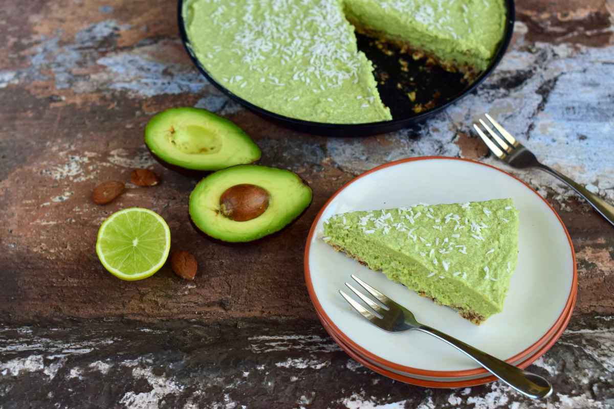 piatto con fetta di torta cheesecake all'avocado