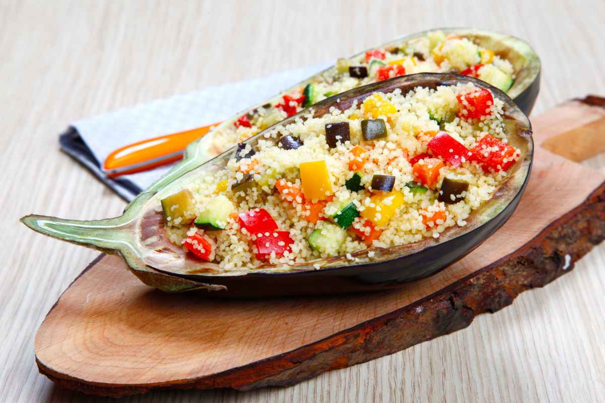 mezza melanzana ripiena di cous cous vegetariano