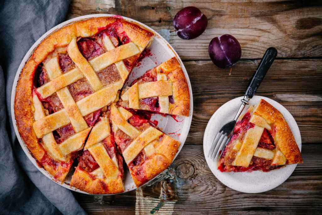 vassoio rotondo con crostata fatta con prugne fresche